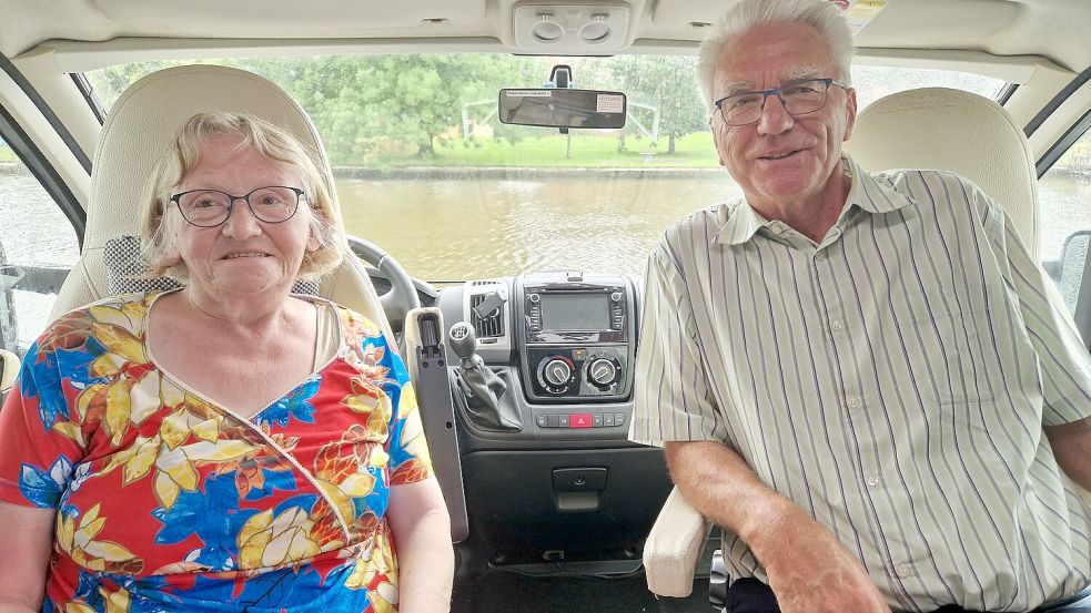 Man könnte fast denken, die beiden sitzen in einem Boot: Brigitte und Wilhelm van Cuyck schätzen in Weener vor allem den einmaligen Blick aus dem Wohnmobil aufs Wasser. Foto: Gettkowski