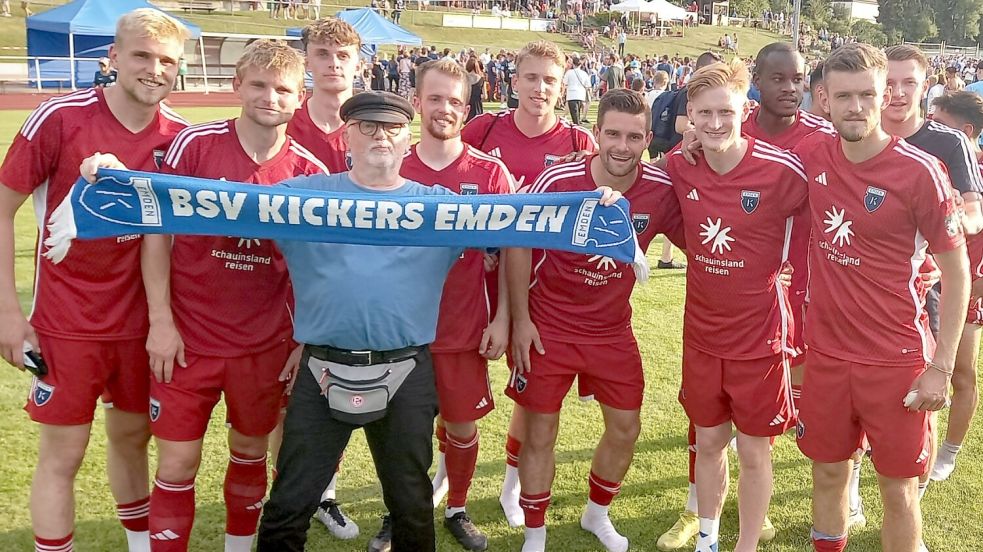 Manfred Evers freute sich über das Gruppenbild mit der Emder Mannschaft. Foto: Privat