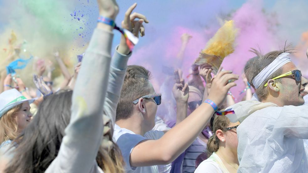 Damit das bunte Farbpulver besonders gut zur Geltung kommt, tragen die meisten weiße Kleidung. Foto: Ortgies/Archiv