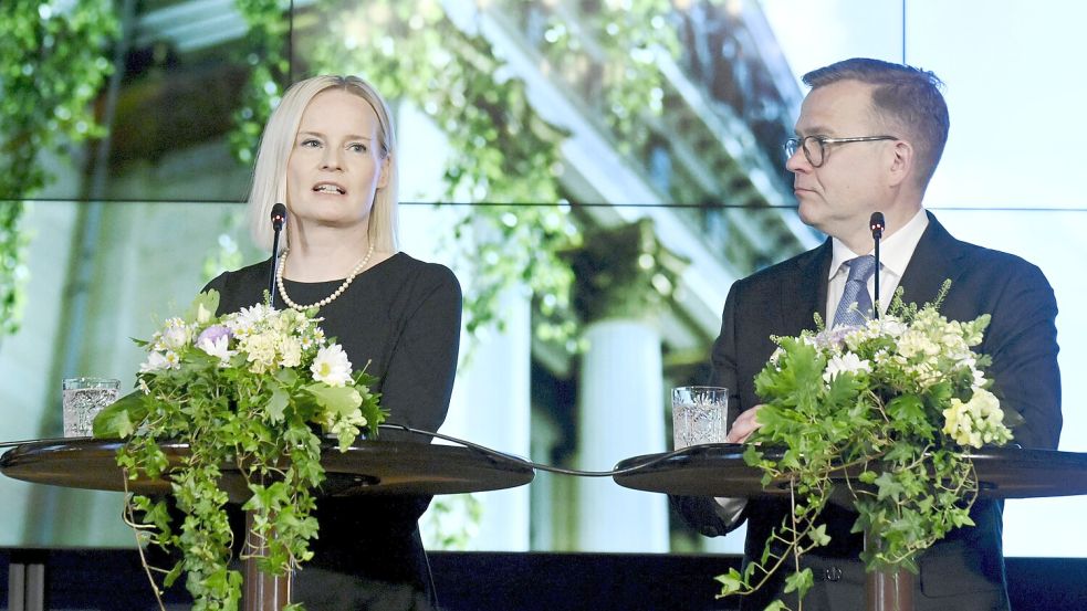 Finnlands konservativer Premier Petteri Orpo (r.) und die Finanzministerin der rechtspopulistischen Basisfinnen Rikka Purra. Foto: dpa/Lehtikuva/Jussi Nukari