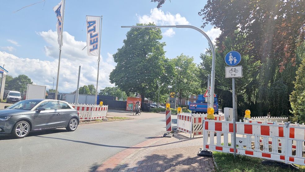 Der Mast, an dem die Ampellichter installiert werden, wurde bereits aufgestellt. Foto: Gettkowski