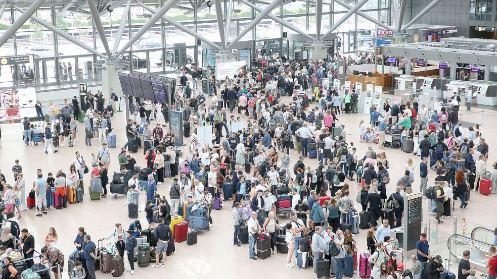 Frust bei Fluggästen: Wegen einer Aktion der „Letzten Generation“ konnten in Hamburg am Donnerstag keine Flugzeuge starten oder landen. Foto: dpa/Bodo Marks