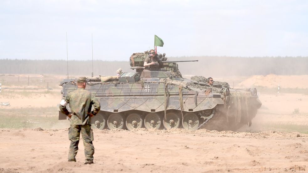 Schützenpanzer wie der Marder sind geländefähiger, aber auch langsamer als etwa Panzerfahrzeuge auf Rädern. Foto: Soeren Stache/dpa