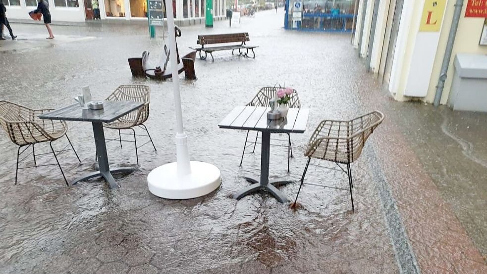 Der Bistro-Bereich der Strandstulle in der Bismarckstraße stand im Juli 2021 mehrere Zentimeter unter Wasser und das Wasser lief auch in den Laden herein. Foto: privat