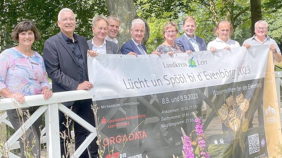 Freuen sich auf „Lücht un Spööl bi d’ Evenbörg“: Birgit Zimmermann (von links), Conrad Lübbers, Andreas Meinders, Carsten Mohr, Matthias Groote, Signe Foetzki, Ekko Gosch, Stefan Behr und Kurt Radtke. Foto: Nording