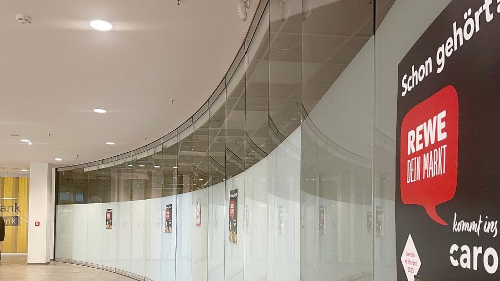 Der Rewe-Markt im Caro macht bereits durch Plakate auf sich aufmerksam. Foto: Boschbach