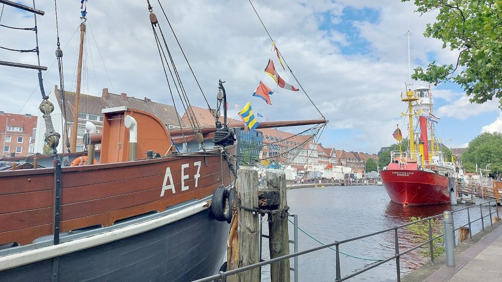 Der Heringslogger "AE7 - Stadt Emden" wird an seinem Liegeplatz bleiben. Normalerweise zieht es ihn bei Festen rechts neben das Feuerschiff. Fotos: Hanssen