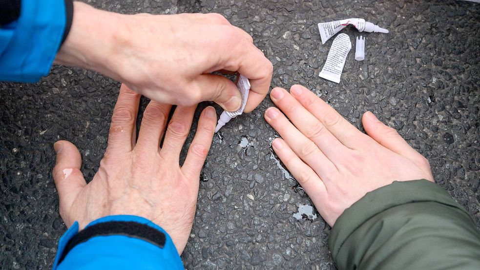 Aktivisten der „Letzten Generation“ kleben ihre Hände auf einer Straße fest. (Symbolfoto) Foto: Julian Stratenschulte