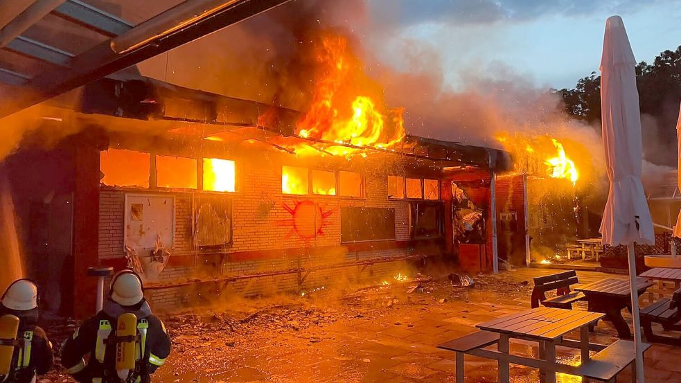 Am Dienstagmorgen waren die Einsatzkräfte der Feuerwehr ab etwa 4 Uhr gefordert: Ein Großteil des Freibad-Hauptgebäudes stand in Flammen. Foto: Feuerwehr Emden/Archiv
