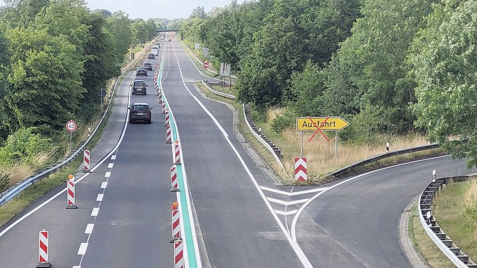 •Die Bundesstraße 210 wird derzeit bei einer halbseitigen Fahrbahnsperrung rund um Jever saniert. Auch die Auffahrt Jever-Ost, an der sich am 28. Oktober 2021 der Unfall ereignete, wird neu gemacht. Foto: Archiv/Ullrich