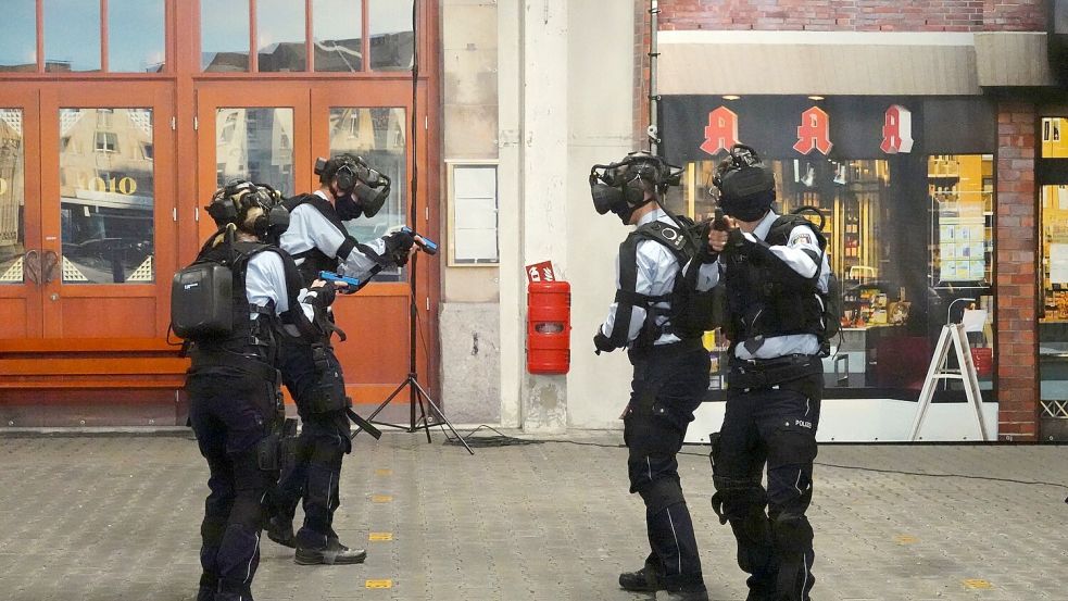 Polizisten trainieren mit dem europaweiten eingesetzten Virtual Reality-Systems „Shotpros“. Auch der Rückstoß einer Pistole kann per Stromstoß simuliert und spürbar gemacht werden. Foto: dpa/LAFP NRW