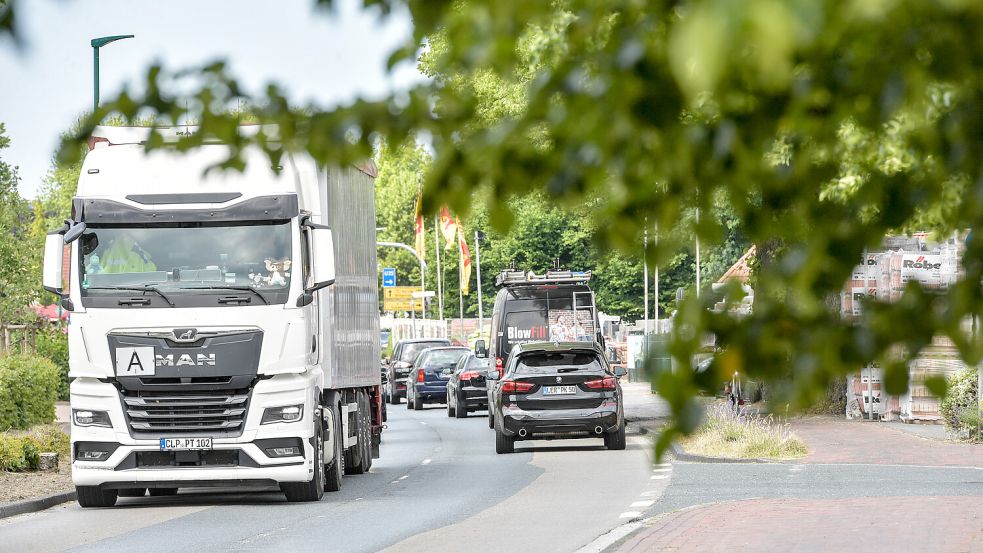 Die Bauarbeiten im Ortskern von Hesel verzögern sich. Foto: Ortgies