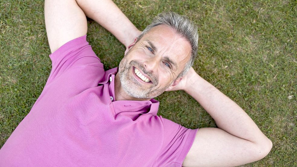 Der Sommerhit der Mode: Das Polohemd macht gute Laune. Foto: imago images/Westend61