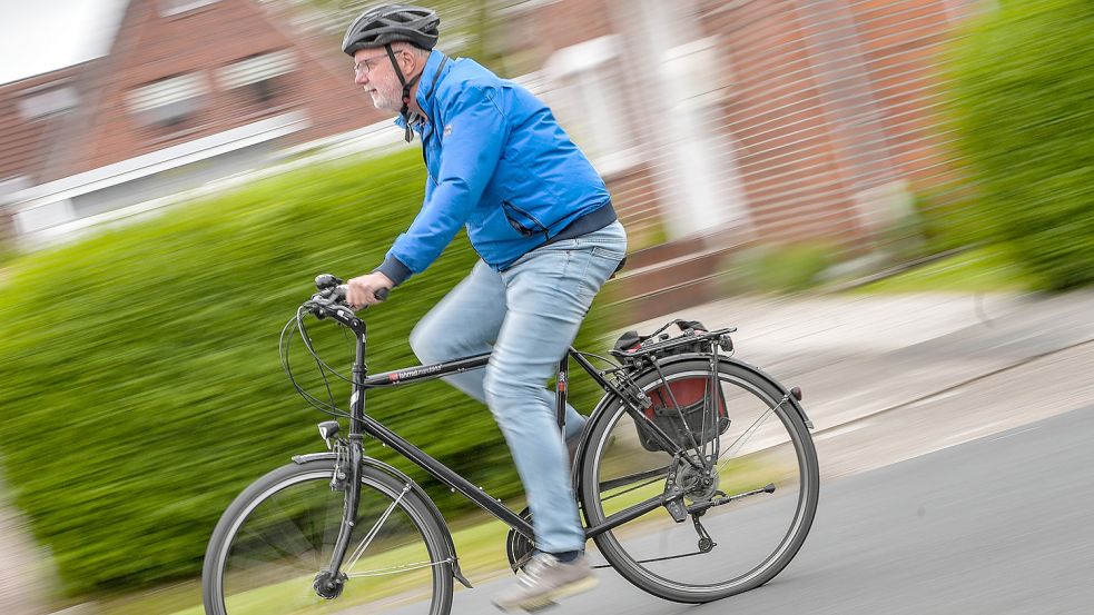 Albert Peters auf seinem liebsten Verkehrsmittel, dem Rad. Fotos: Ortgies