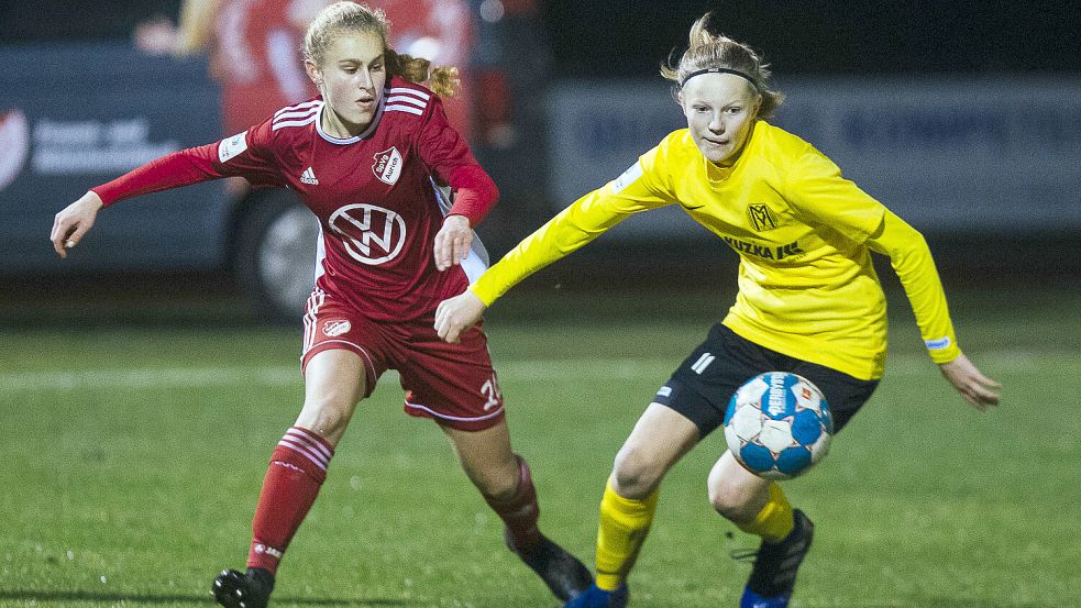 In den vergangenen zwei Jahren duellierte sich Ana-Carolin Hoffmann (links) in der U17-Bundesliga Nord/Nordost im Trikot der SpVg Aurich mit dem SV Meppen. In der neuen Saison wird sich die Jeveranerin selbst das Trikot des SVM überstreifen. Archivfoto: Doden
