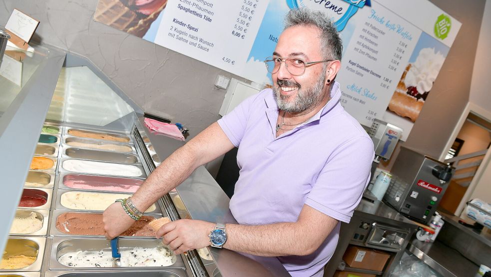 Pino Pinna ist seit 20 Jahren Mitarbeiter in dem Eiscafé und hat schon mit einigen Schüleraushilfen zusammengearbeitet. Foto: Wagenaar