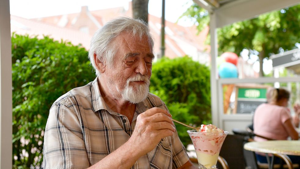 Andreas Kodba aus Viersen genießt einen Eisbecher. Die Zubereitung verschiedener Eisbecher gehört zu den Aufgaben bereits erfahrener Schülerjobber. Foto: Wagenaar