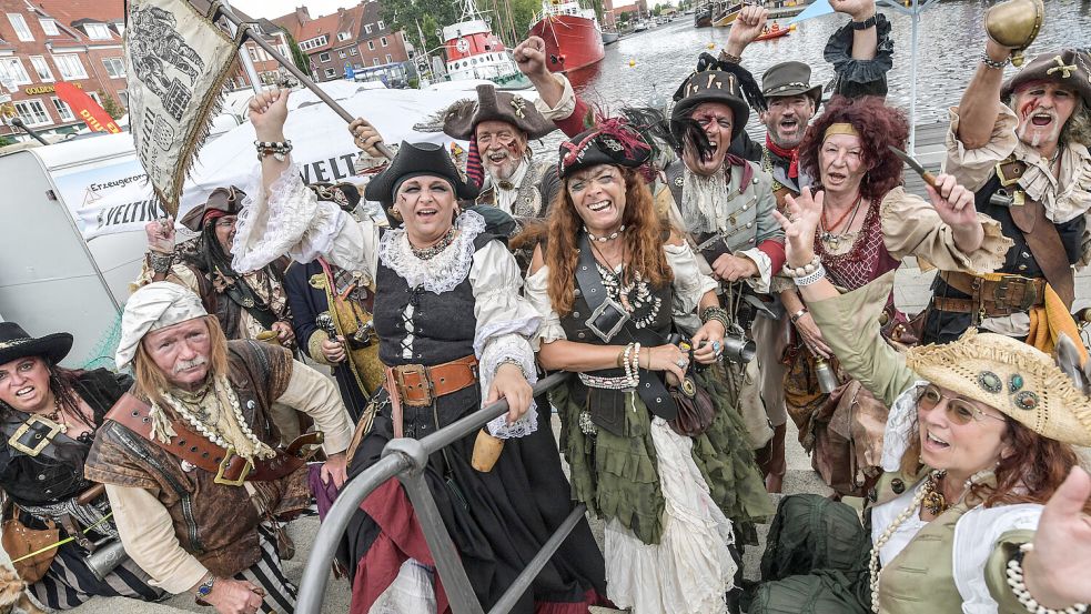 Die Piraten sind los! Zum ersten Mal steht das Delft- und Hafenfest in Emden im Zeichen der Seeräuberinnen und -räuber. Auf dem Bild ist die Original 1. Kölner Piratengruppe zu sehen. Ihr Lager ist in Richtung Faldernstraße aufgebaut. Foto: Ortgies
