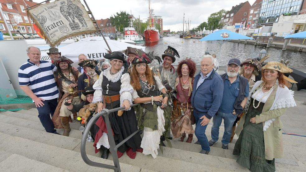 Die Piraten stellen sich mit den Verantwortlichen für das Delft- und Hafenfest zum Foto auf. Foto: Ortgies