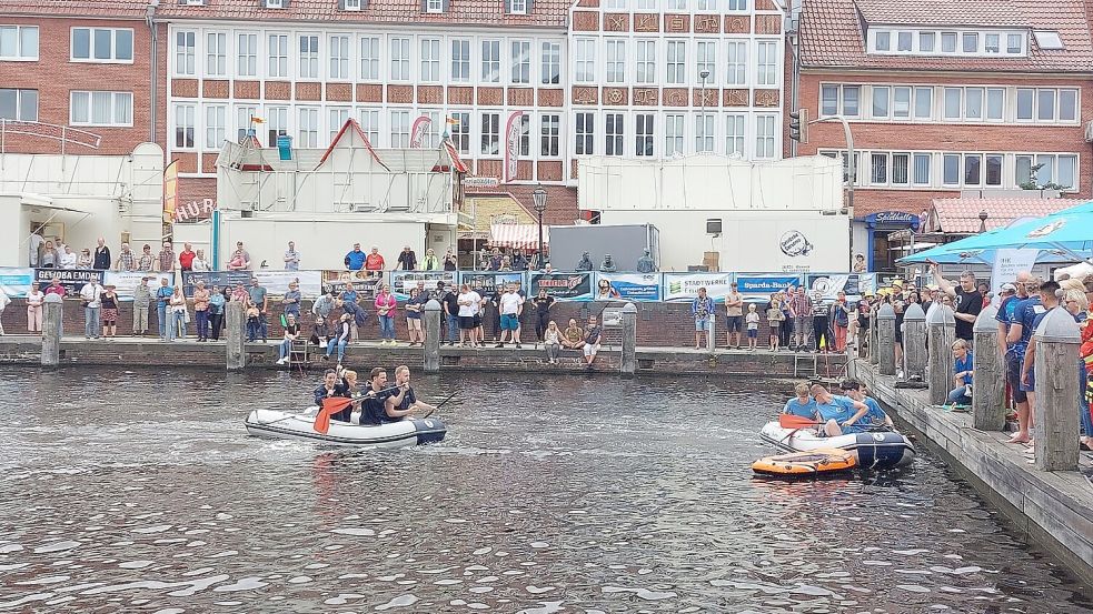 Das Schlauchbootrennen am Freitagnachmittag zog schon viele Zuschauer an. Foto: Hanssen