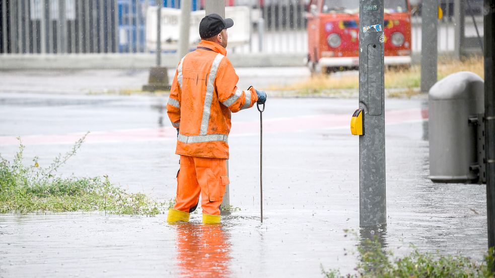 Starkregen-Ereignisse, bei denen Straßen überflutet werden, könnte es in Zukunft öfter geben. Foto: Julian Stratenschulte/dpa
