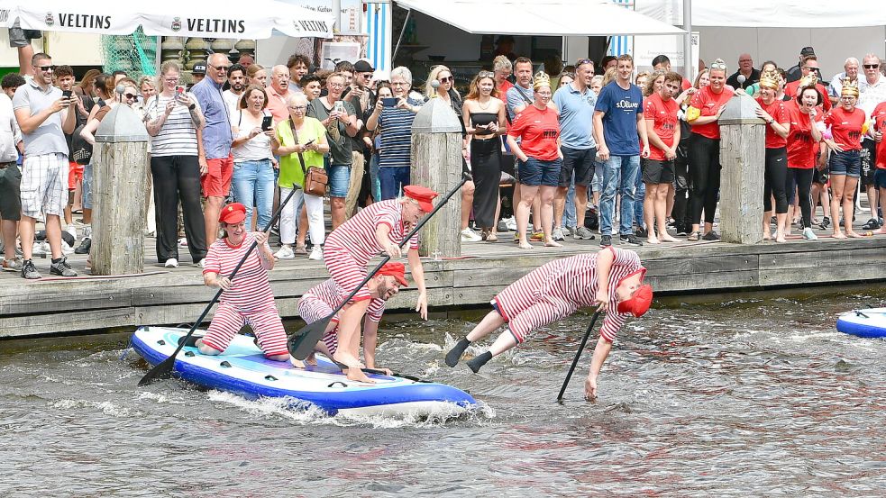 Ups: Das Team von der Emder Firma Evag hatte sich als Clowns verkleidet und brachte schon beim Lospaddeln das Publikum zum Grölen. Foto: Wagenaar