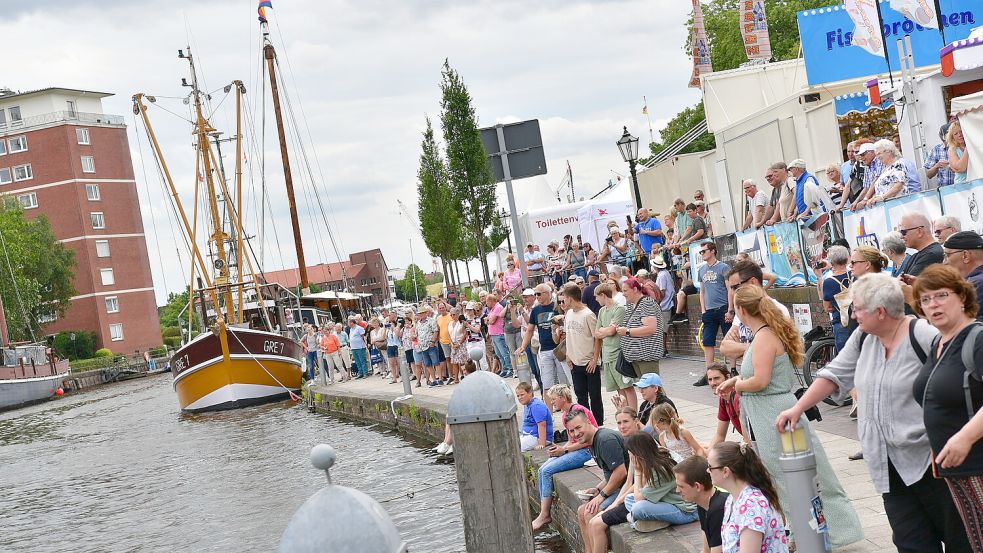 Rund um den Delft schauten Hunderte Menschen bei dem Wasserspektakel zu. Foto: Wagenaar