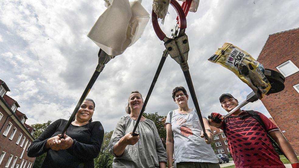 Catharine Argoti (von links), Heidemarie Heyer, Stefanie Hamm und William Collazos treffen sich jeden Dienstag zum Müllsammeln in Barenburg. Foto: Ortgies