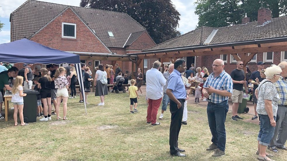 Viel los war beim Pfarrheim in Flachsmeer während der Registrierungsaktion und des Sommerfestes der Kirchengemeinde. Foto: Kruse