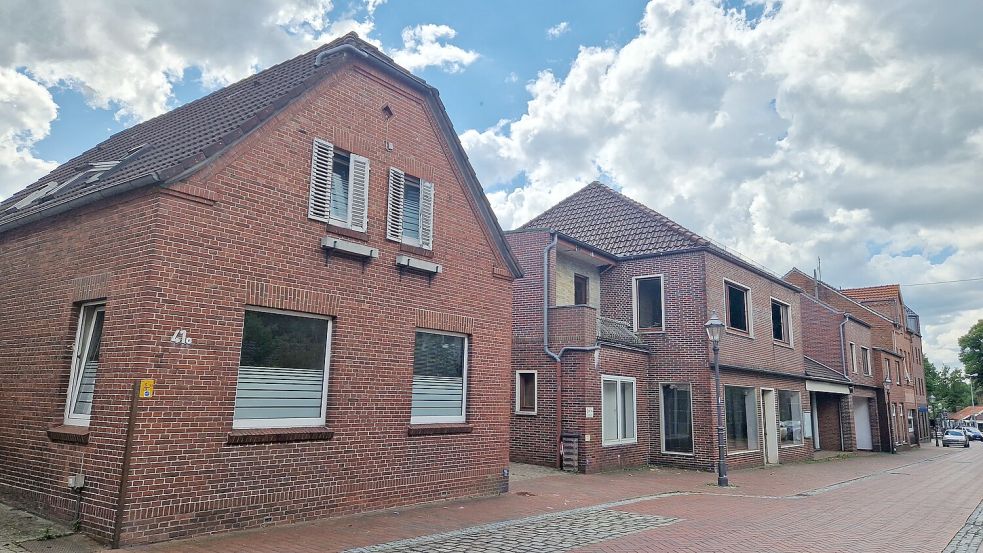 Das Neubauprojekt der Firma Nordbau von Johannes Voorma und Wouter de Bruin lässt auch noch auf sich warten. Erst müssen die Häuser an der Westerstraße 49 bis 41c abgerissen werden. Foto: Gettkowski
