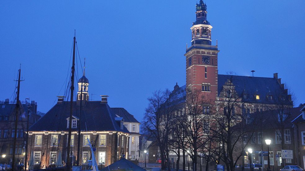 Nicht nur im Dunklen ein schöner Anblick: die alte Waage und das historische Rathaus in der Altstadt. Foto: Wolters/Archiv