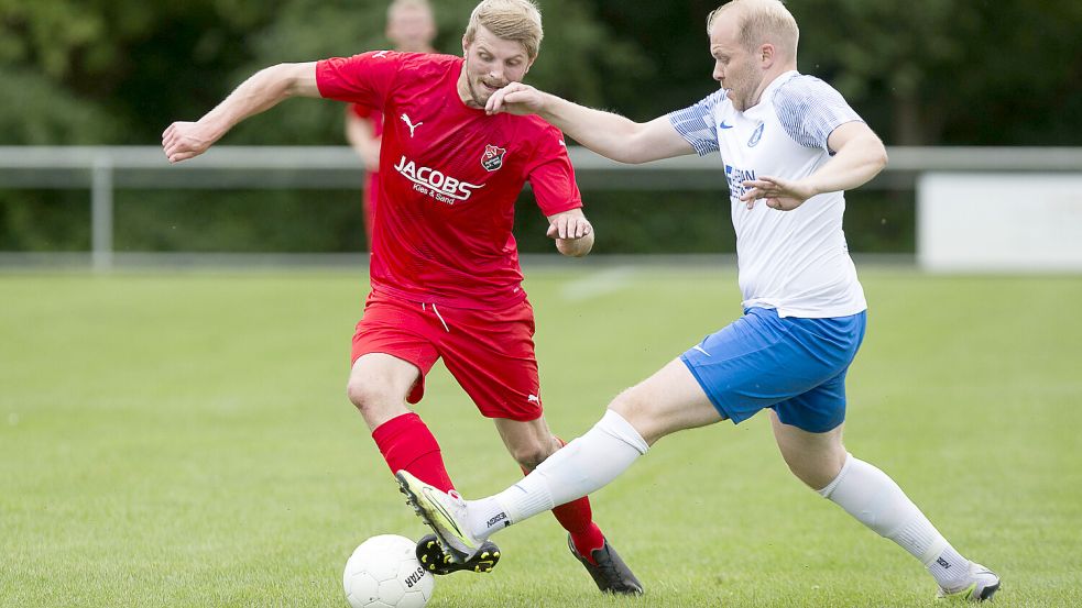 In der vergangenen Saison waren Steffen Busemann (links) und Ole Eucken bei BW Papenburg noch Mitspieler. Am Sonnabend in Holtland spielten sie gegeneinander.