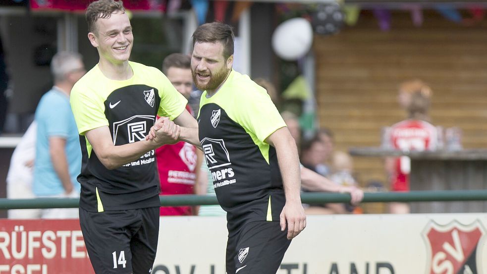 Firrel-Neuzugang Klaas Folkerts (links) hatte im ersten Spiel gut lachen: Er traf doppelt. Fotos: Doden, Emden