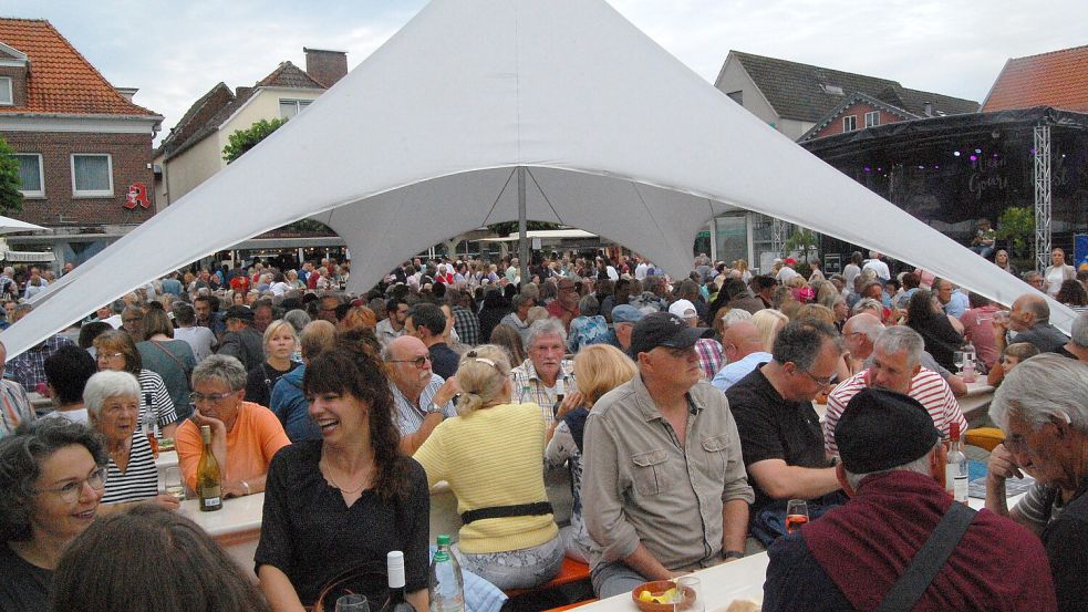 An allen drei Abenden war es auf dem Auricher Wein- und Gourmetfest proppenvoll. Foto: Luppen