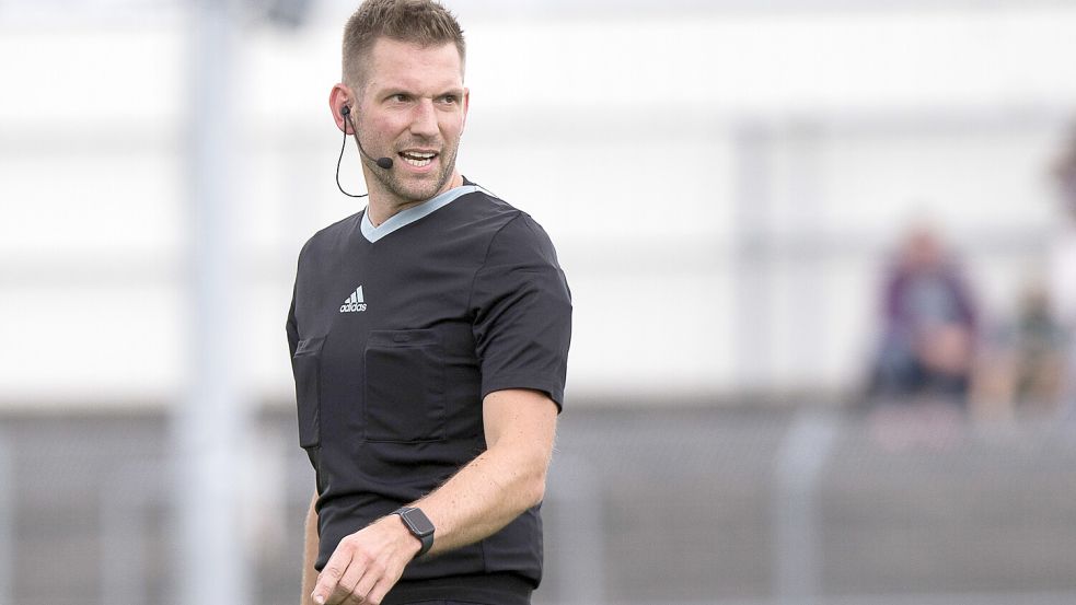 Für den Ex-Emder Timo Daniel war es das Abschiedsspiel als Schiedsrichter.