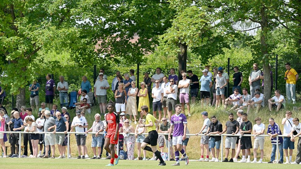Knapp 500 Zuschauer waren am 11. Juni beim ersten Ligaspiel auf dem neuen Trainingsplatz am Schinkelberg dabei, als die U19 den Aufstieg in die Bundesliga perfekt machte. Foto: Helmut Kemme