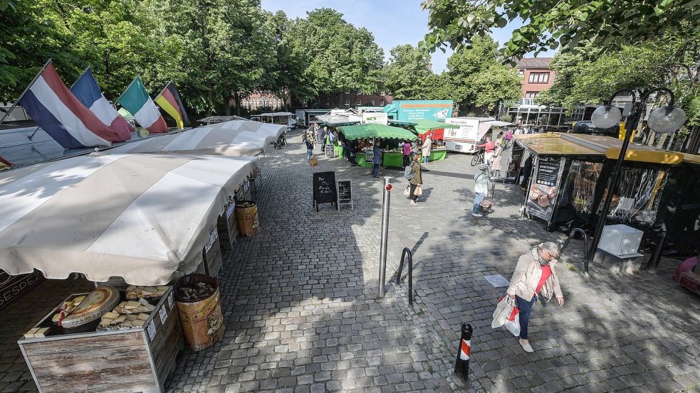 Die Stände des Wochenmarktes sind eigentlich auf dem Ernst-Reuter-Platz aufgebaut. Doch der ist wegen des Stadtfestes belegt. Foto: Ortgies/Archiv