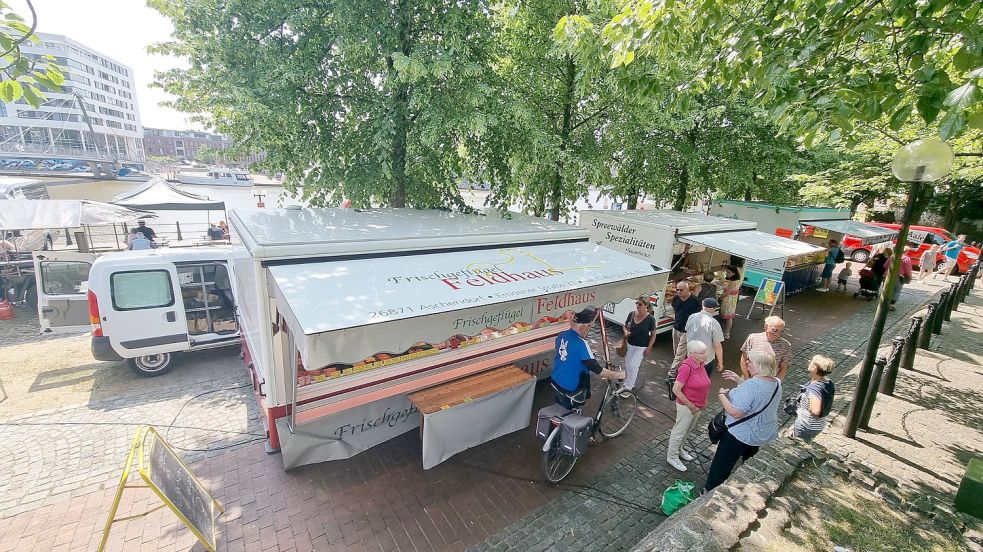 Statt auf dem Ernst-Reuter-Platz standen am Samstag die Marktstände auf dem Parkplatz daneben. Foto: Bothe