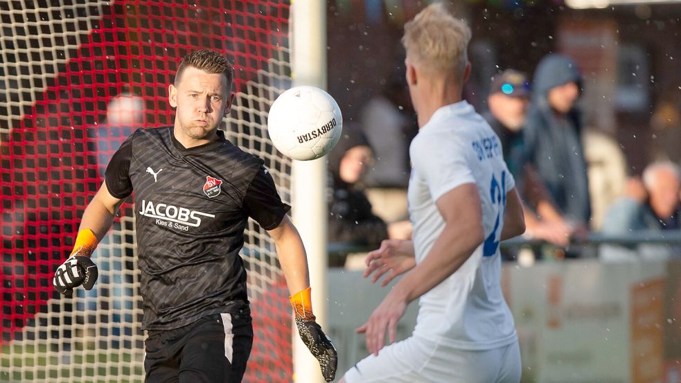 Torhüter Jörn Jacobs (links) stand den Angreifern des Oberliga-Aufsteigers SV Meppen II immer wieder im Wege und verhinderte ein höheres Endspiel-Resultat. Fotos: Doden