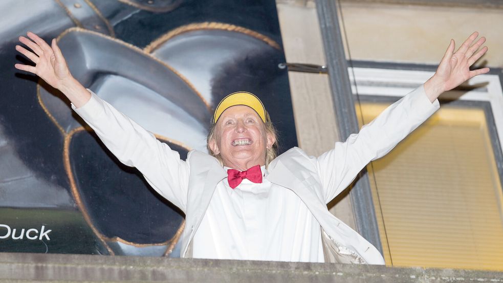 Er freute sich wie ein kleines Kind: Otto Waalkes stand gegen Mitternacht auf dem Rathausbalkon in Emden und feierte mit tausenden Besuchern auf dem Platz davor seinen 70. Geburtstag. Fotos: J. Doden/Archiv