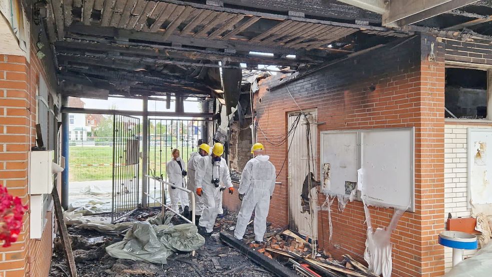 Die Spezialisten untersuchten auch den vom Feuer zerstörten Eingangsbereich des Emder Freibades. Fotos: Privat