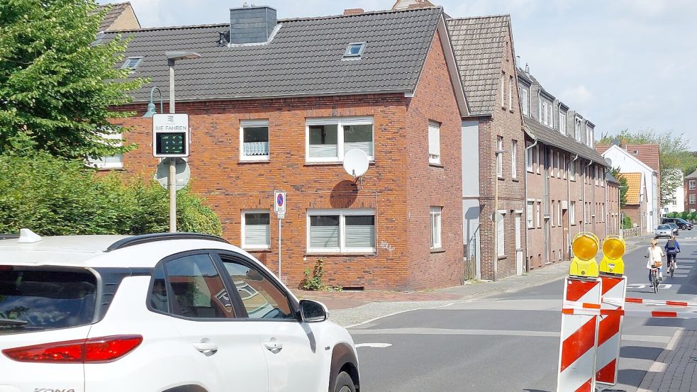 Auf der Nordertorstraße gilt Tempo 30. Häufig wird dort aber gerast. Deswegen steht dort öfter der teilmobile Blitzer „Engelke“ und jetzt auch eine Tempo-Anzeige.
