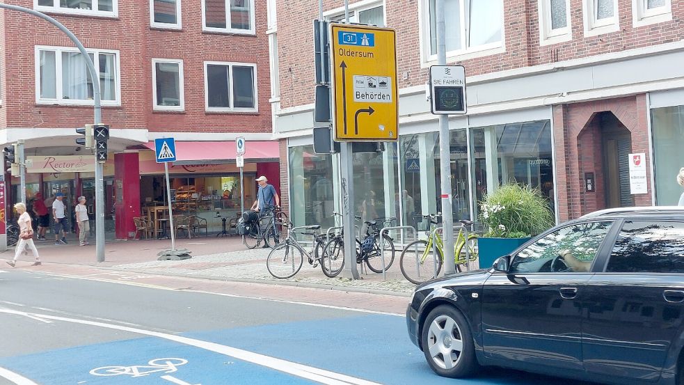 An der Neutorstraße gilt eine Geschwindigkeitsbegrenzung von 20 Kilometern pro Stunde. Dort ist ein sogenannter verkehrsberuhigter Geschäftsbereich.