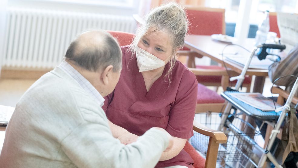 Mit 11,2 Prozent ist der Krankenstand bei Mitarbeitenden der Altenpflege nach Angaben der Krankenkasse Barmer der höchste aller Berufsgruppen in Niedersachsen. Foto: Marijan Murat/dpa