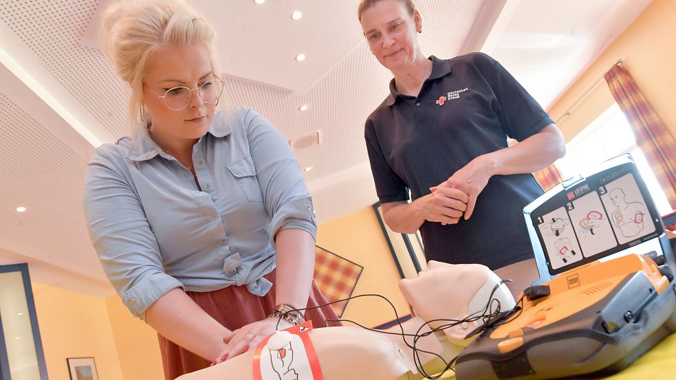 Die Herzdruckmassage geht weiter, der Defi kann eine unglaubliche Hilfe sein. Foto: Ortgies