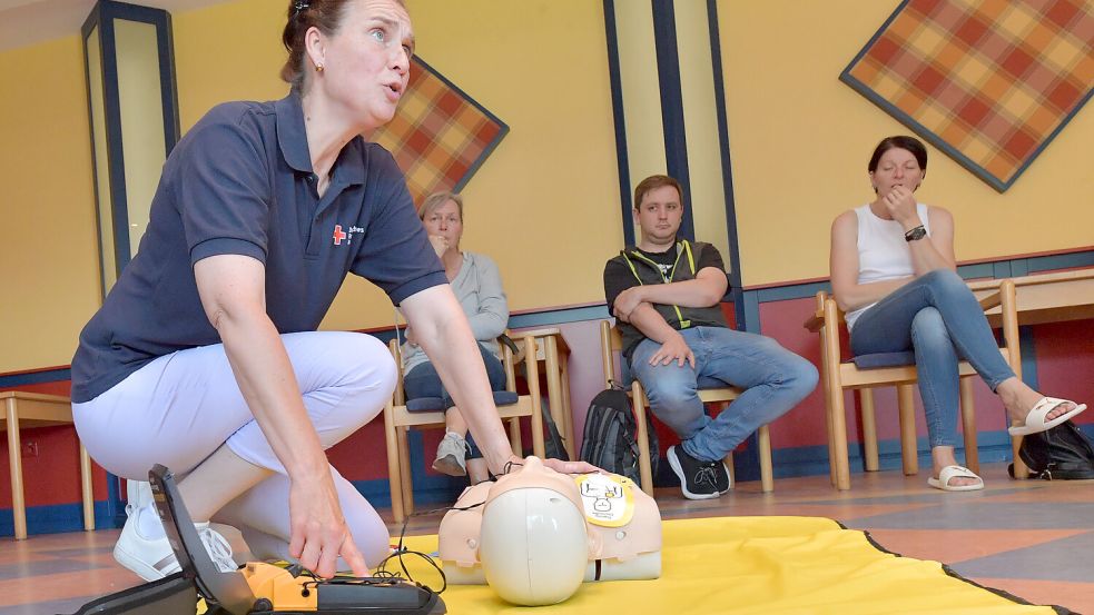 Kerstin Rabenberg führt vor, wie das Gerät funktioniert. Foto: Ortgies