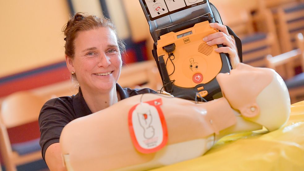So sieht der Defibrillator aus: Kerstin Rabenberg zeigt den Helfer in der Not. Foto: Ortgies