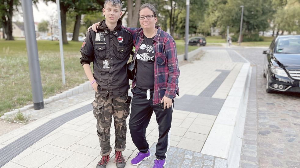 Für jeden zweiten Freitag im Monat rufen Anja und Lenny zu einem Gegenprotest auf. Foto: Leon Grupe