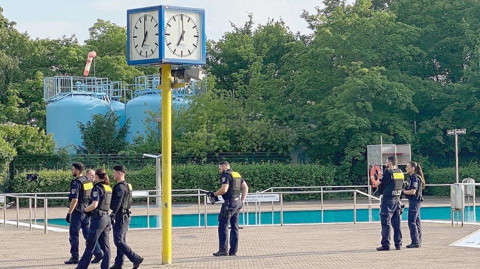 In Berlin sind die Vorfälle in den Freibädern teils so gravierend, dass die Polizei einschreiten muss. Foto: dpa