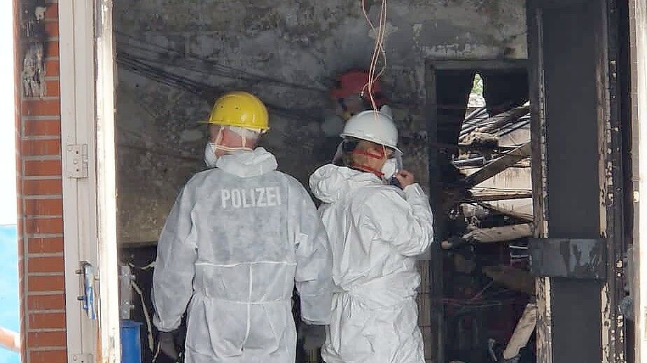 Ein Brandermittler der Polizei und ein Sachverständiger haben am Montag den Brandort genau untersucht. Fotos: Feilscher/Förderverein Van-Ameren-Bad